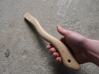 熟練の技
マサコーの木工品には曲線が多く使われています。それは、人の手になじむカタチつくる熟練の技があってのこと。顧客からの要求にそのまま応えるだけでなく、マサコーの熟練技と想いを、そこに付加することがマサコーの誇りです。