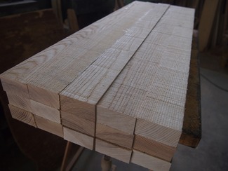 木取りの技術
材料としての木材の年輪や節目をどうするか（木取り）、それも木工技術の大切なところです。木取りを間違えると、ポキッと折れたり強度が不足したりして、デザイン的にも大きな問題になってしまいます。マサコーは木取りの技術にも長けていて、見た目と強度を両立する木取りが得意です。